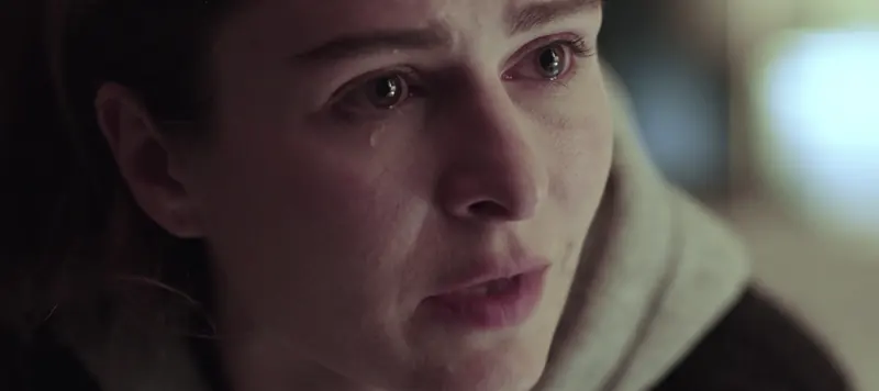 Gros plan sur le visage d’une femme en larmes.